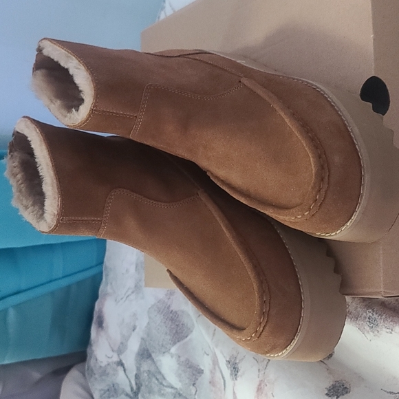 UGG - Picture 5 of 5